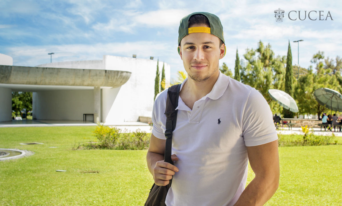 Joven estudiante en aulas amplias