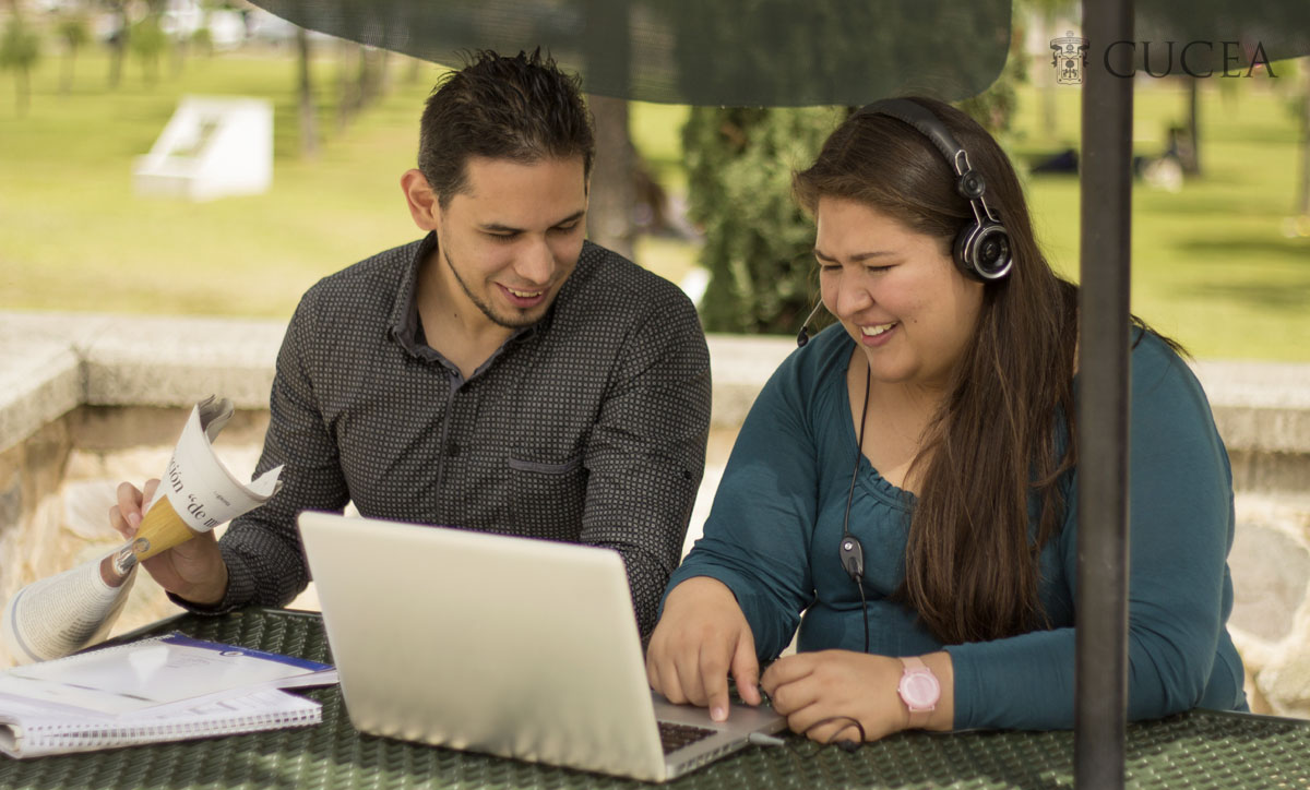 Dos estudiantes trabajando en una laptop