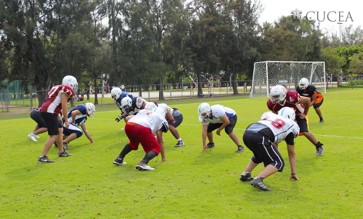 Grupo de estudiantes jugando futbol americano