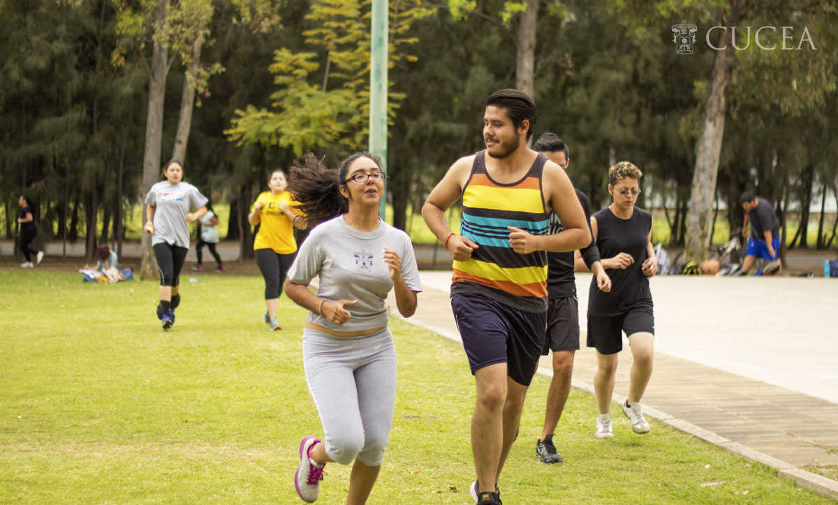 Estudiantes corriendo en las canchas