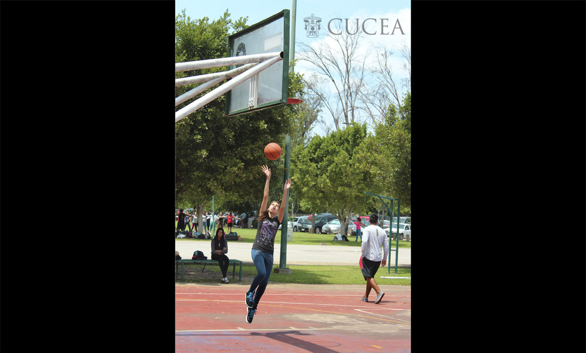 Estudiante encestando canasta de basquetbol
