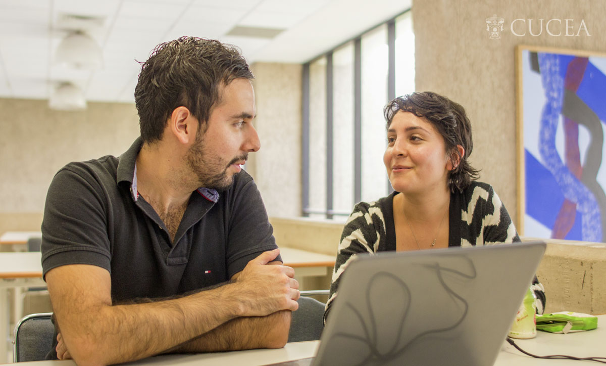 Dos estudiantes conversando