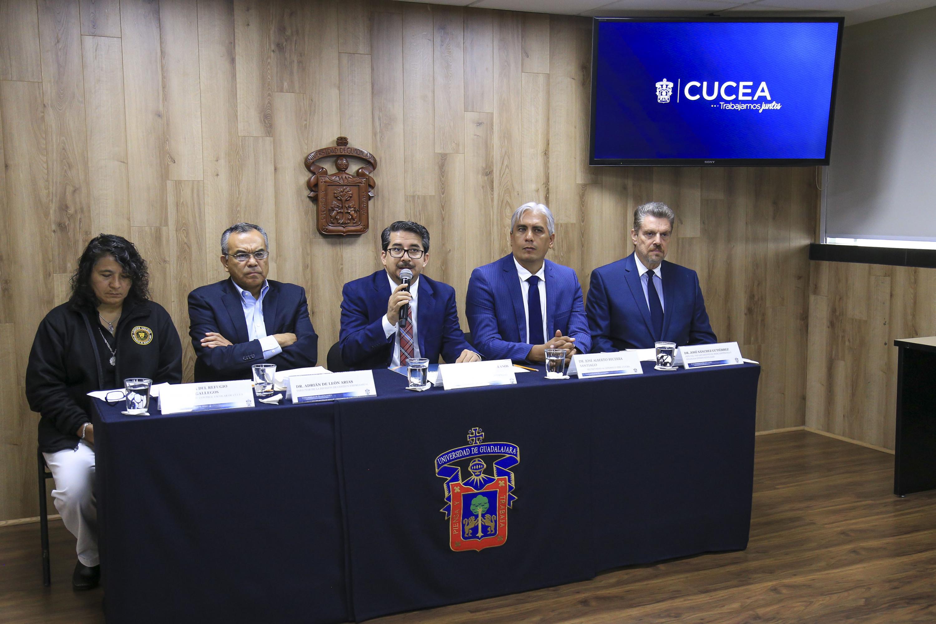 Rector del CUCEA, Maestro José Alberto Castellanos Gutiérrez y Secretario académico, Doctor José Alberto Becerra Santiago