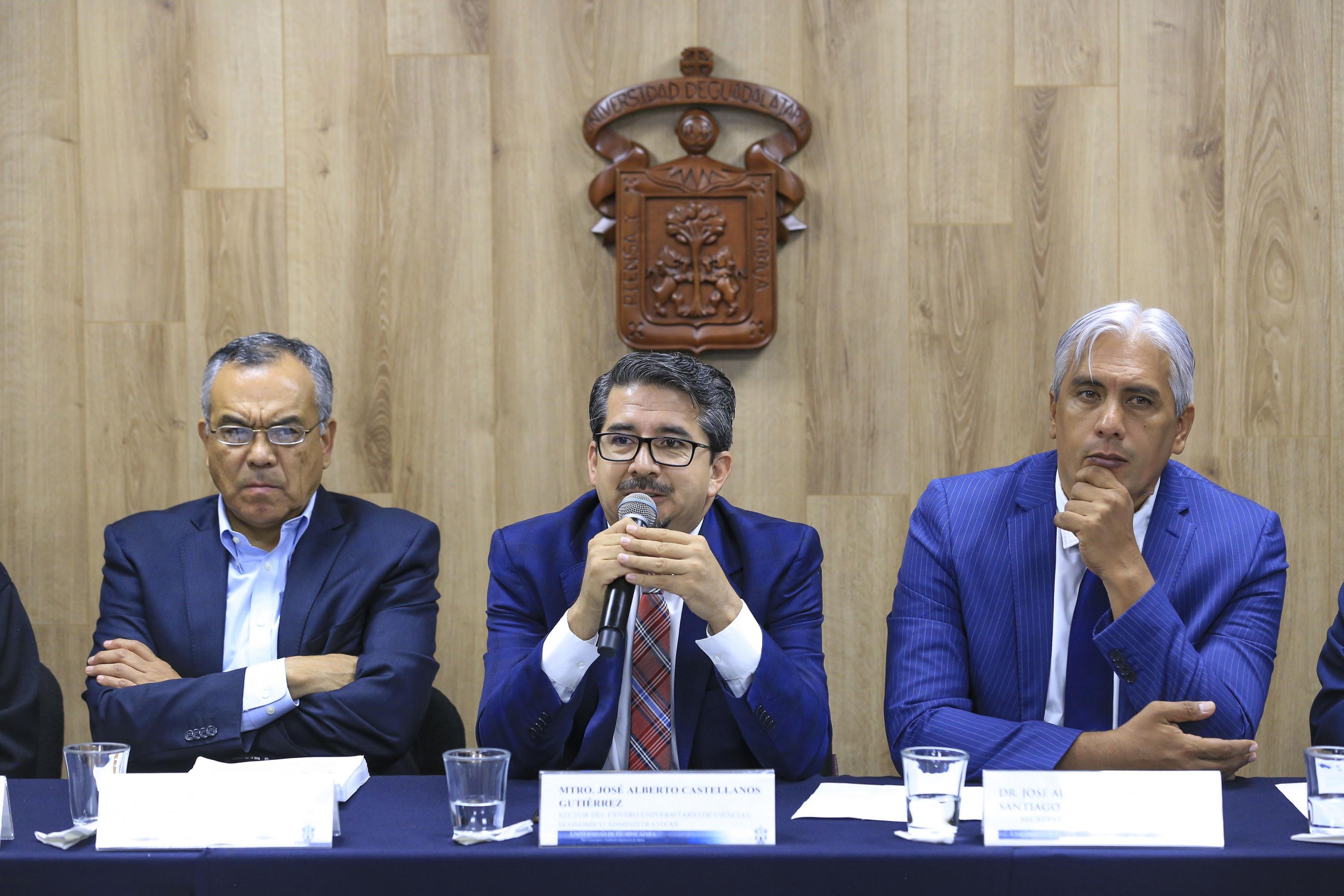 Rector del CUCEA, Maestro José Alberto Castellanos Gutiérrez y Secretario académico, Doctor José Alberto Becerra Santiago