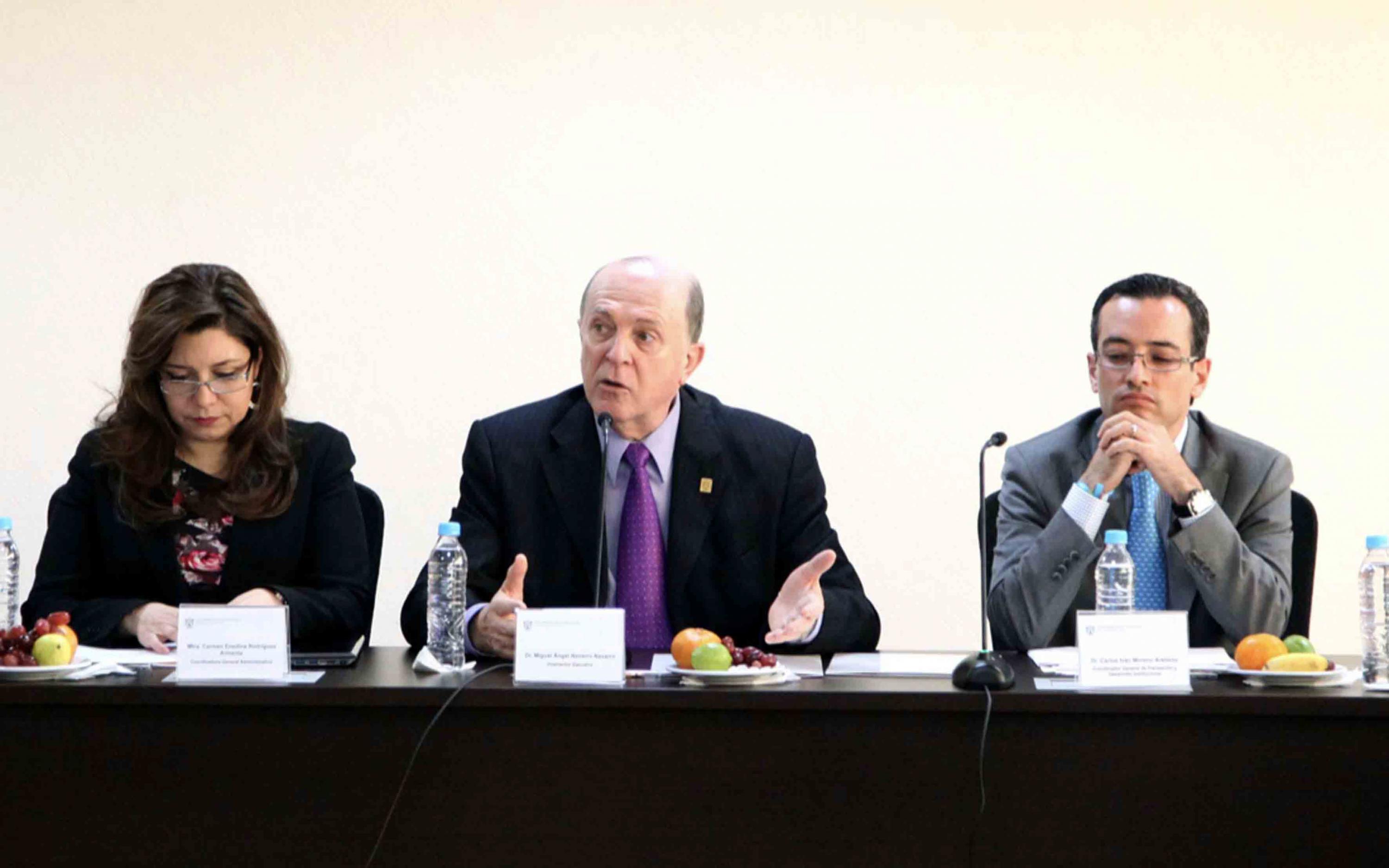 Rector general Miguel Ángel Navarro Navarro, Carlos Iván Moreno Arellano y Carmen Enedina Rodríguez Armenta