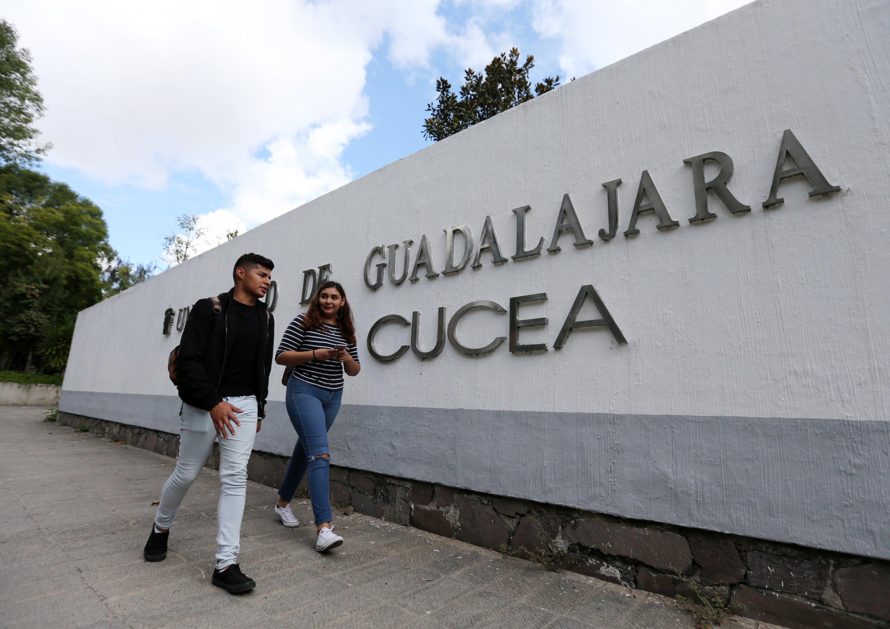 Muro con el nombre "Universidad de Guadalajara y CUCEA "