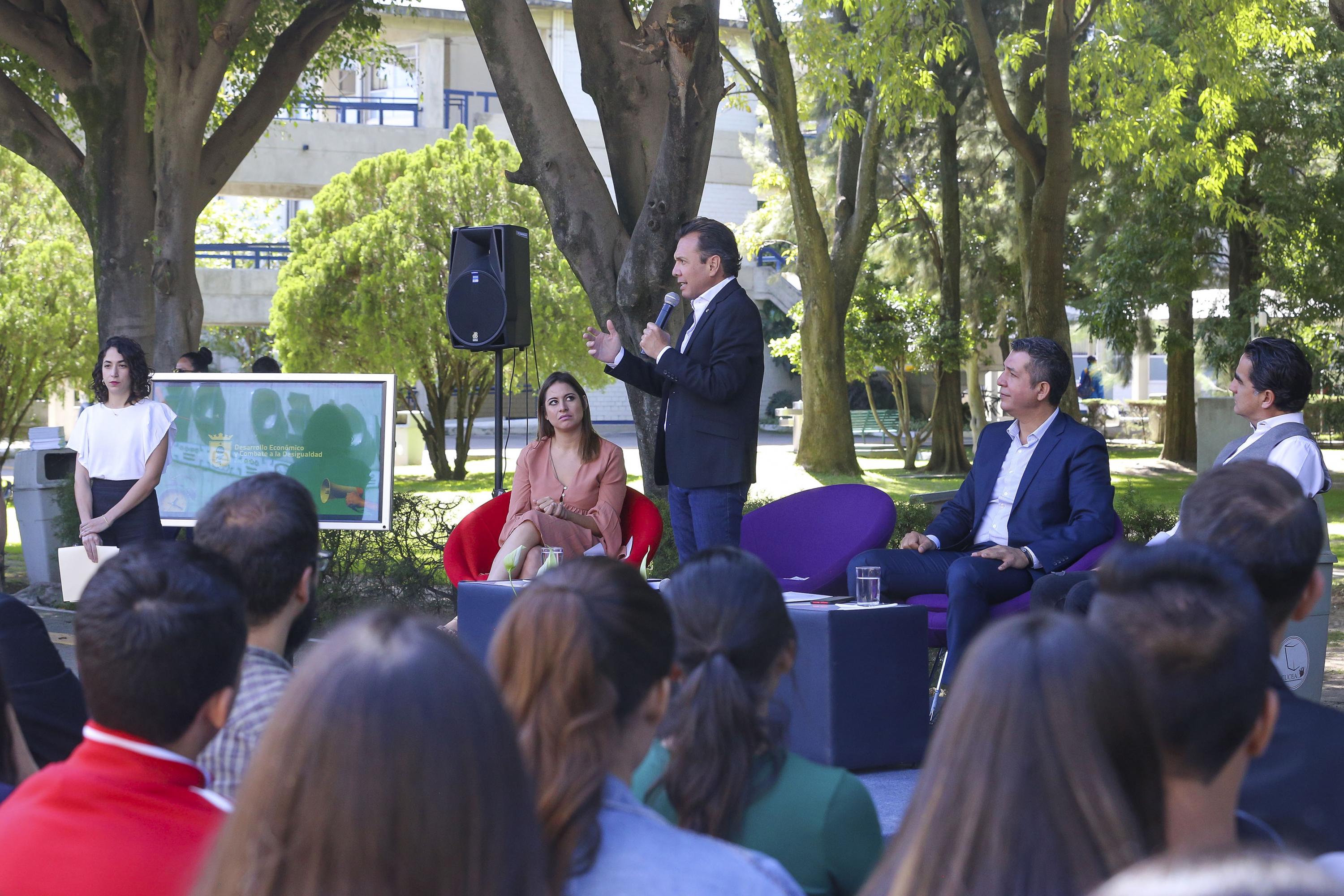 Lemus Navarro habló de la importancia de generar soluciones desde la sociedad, involucrándola en la solución de problemas, y de incorporar al sector académico en este esfuerzo. Definió que la gobernanza es la toma de decisiones conjuntas entre sociedad y gobierno.