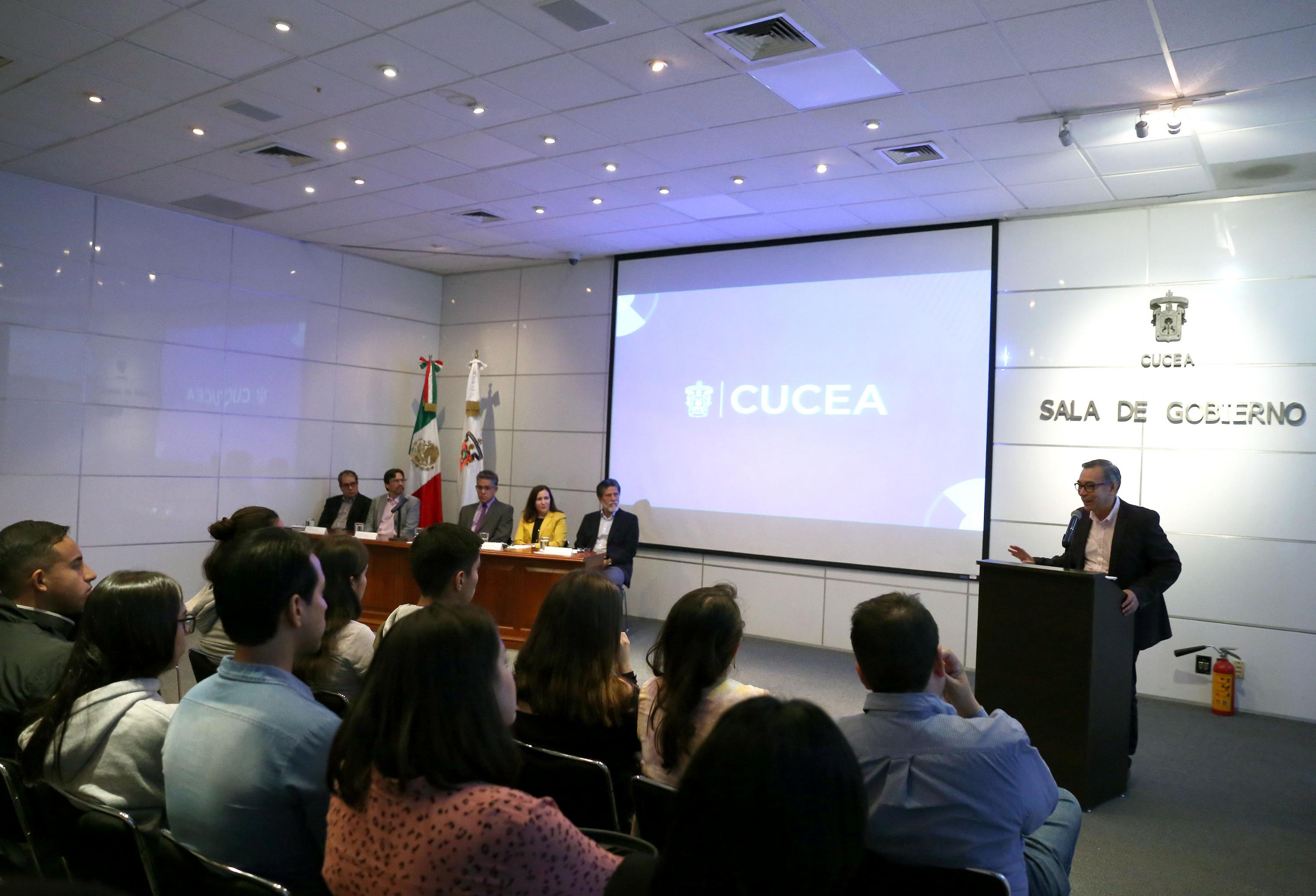 Fortalecen lazos investigadores de historia económica gracias a jornada, en el CUCEA