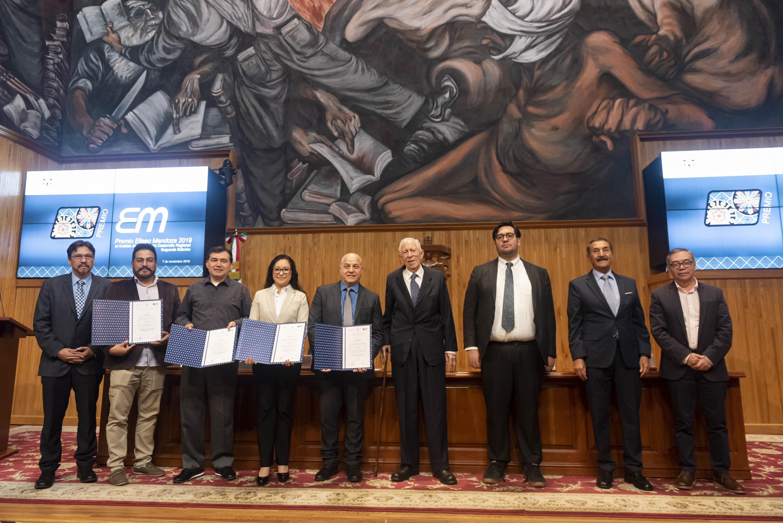 Entregan el Premio Eliseo Mendoza, en el Paraninfo Enrique Díaz de León