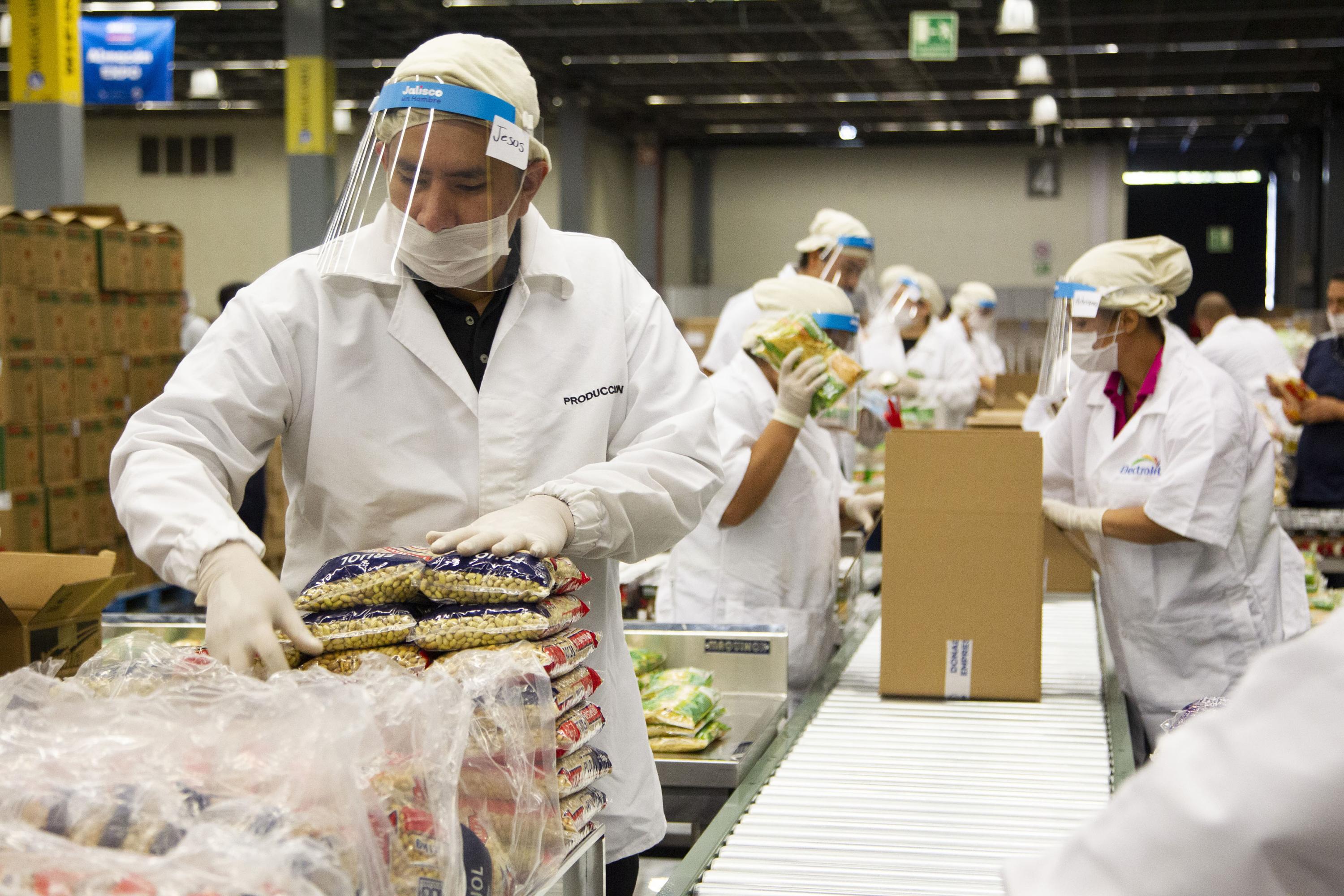 UdeG entrega 13.5 millones de pesos para despensas destinadas a estudiantes con mayor necesidad