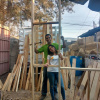 Parte del equipo TCHAN y Enactus, al fondo se ve la madera y paja con la que se realizan las casas.
