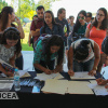 Alumnos en el registro de asistencia antes de la bienvenida por parte de autoridades.