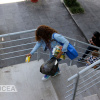 Estudiante con víveres que son llevados al centro de acopio en CUCEA