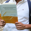 Imagen con la presentación en físico del libro tomado por un estudiante.