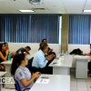 Participan estudiantes en una exposición de sus vivenvias al estar frente a maestros que hacen representan la autoridad  como jueces